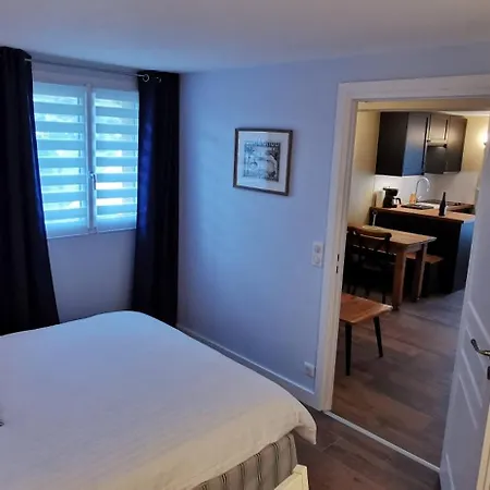 A Mi-chemin Apartment *