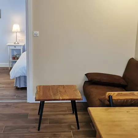 A Mi-chemin Apartment *