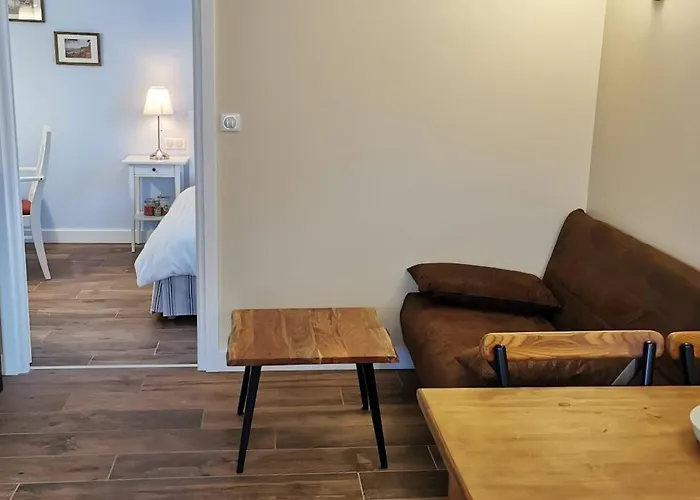 A Mi-chemin דירה *